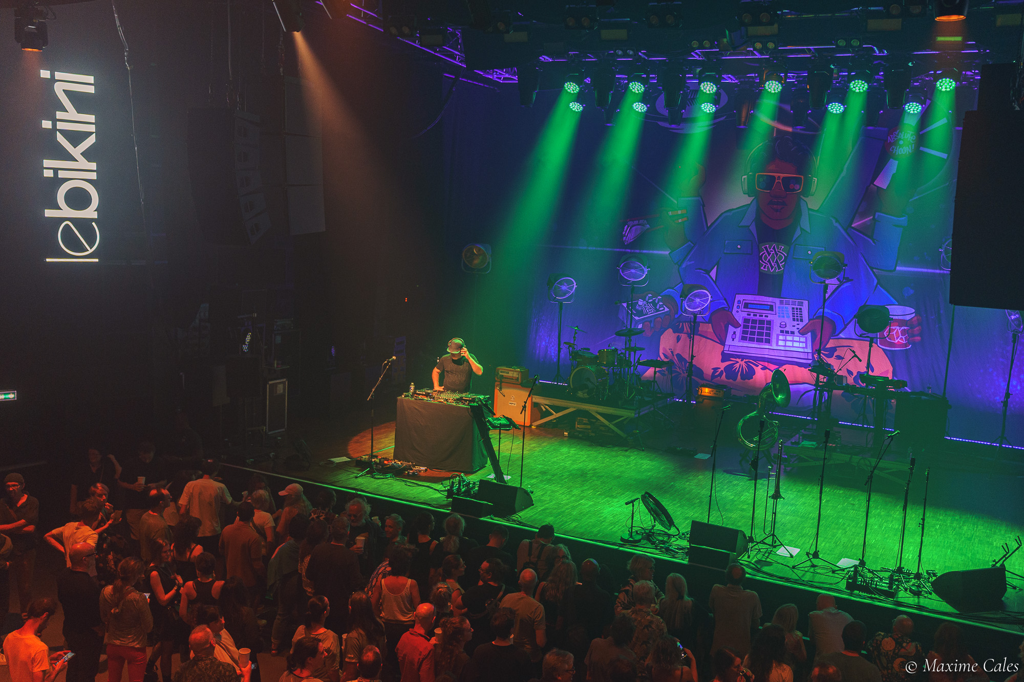 Salle du Bikini à Toulouse baignée de faisceaux verts au début du concert de Fat Freddy's Drop