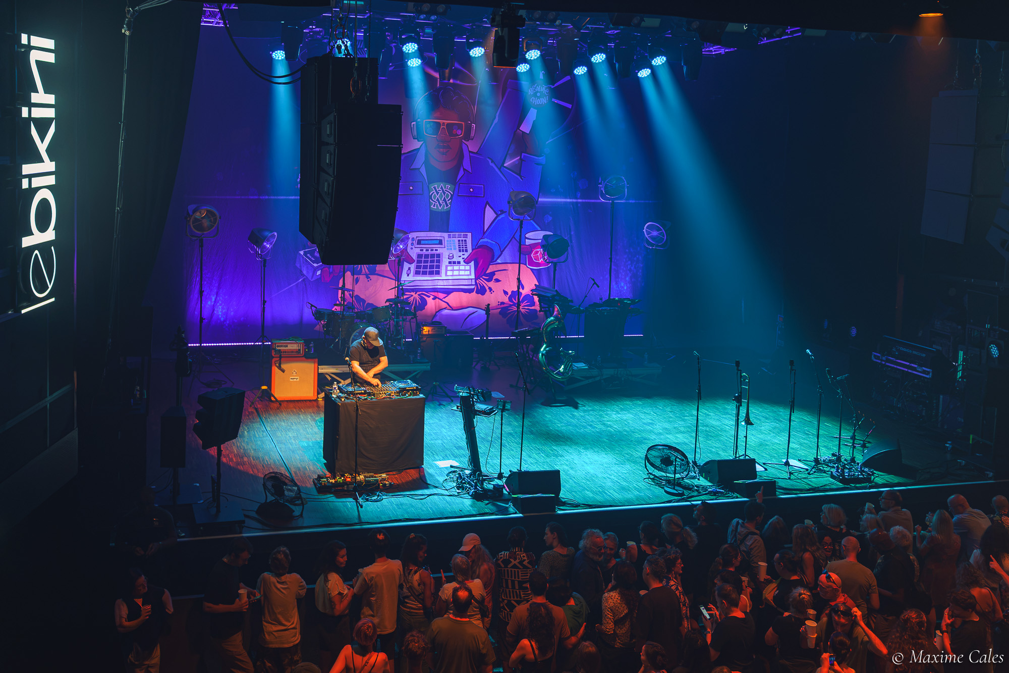 Vue d'ensemble de la scène du Bikini en lumière bleue avant l'entrée du groupe Fat Freddy's Drop