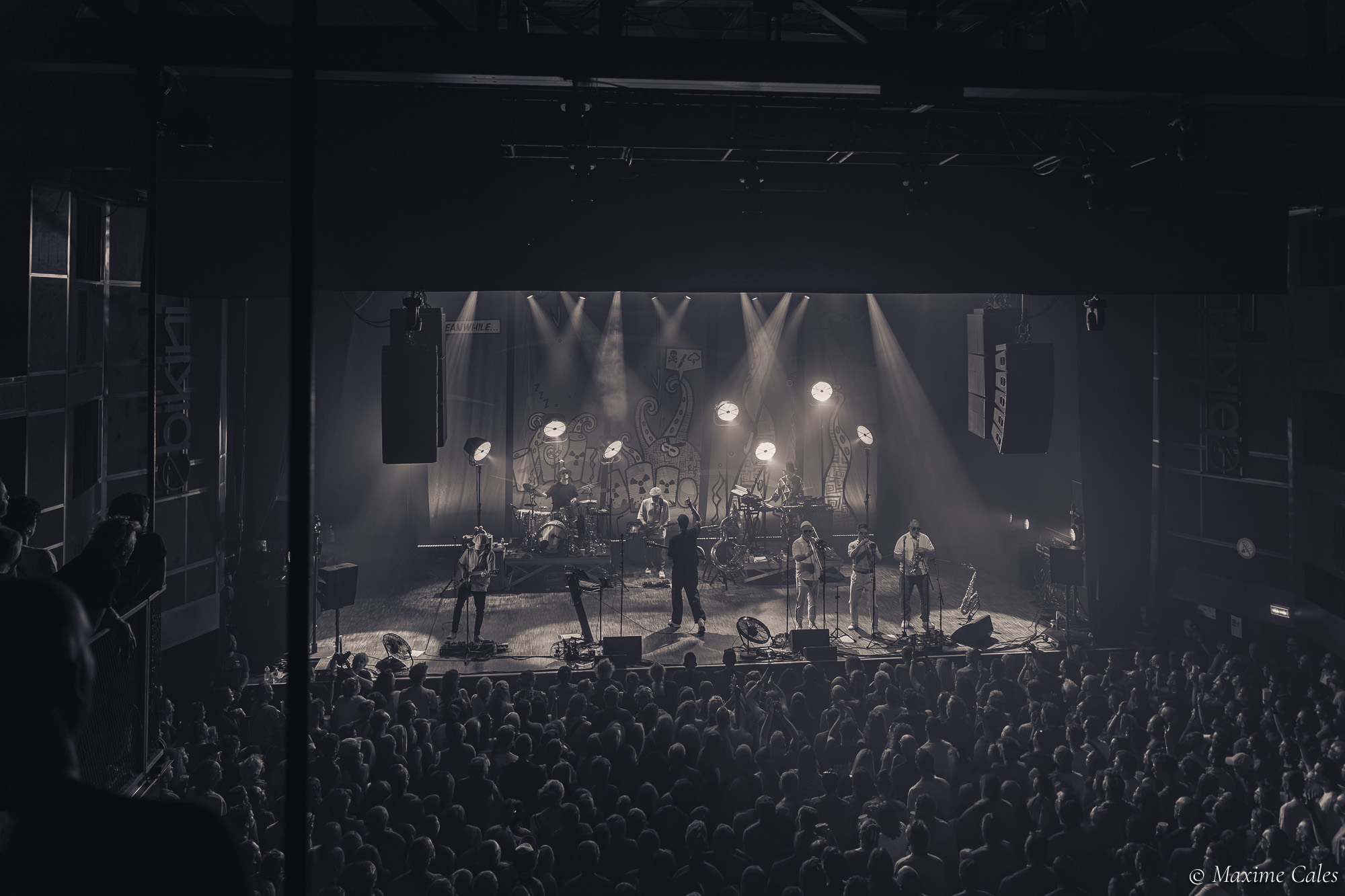 Fat Freddy's Drop au complet sur la scène du Bikini en noir et blanc