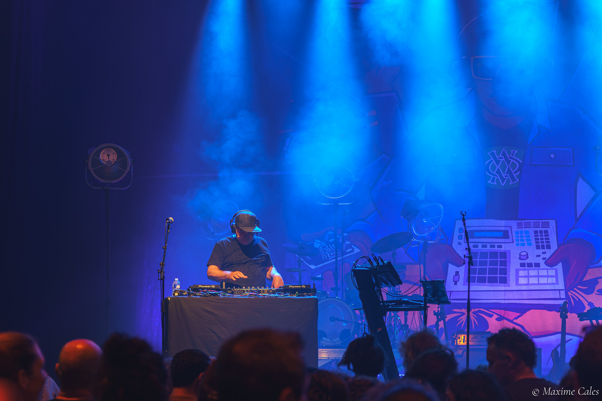 Set aux platines sous les faisceaux bleus en ouverture du concert de Fat Freddy's Drop